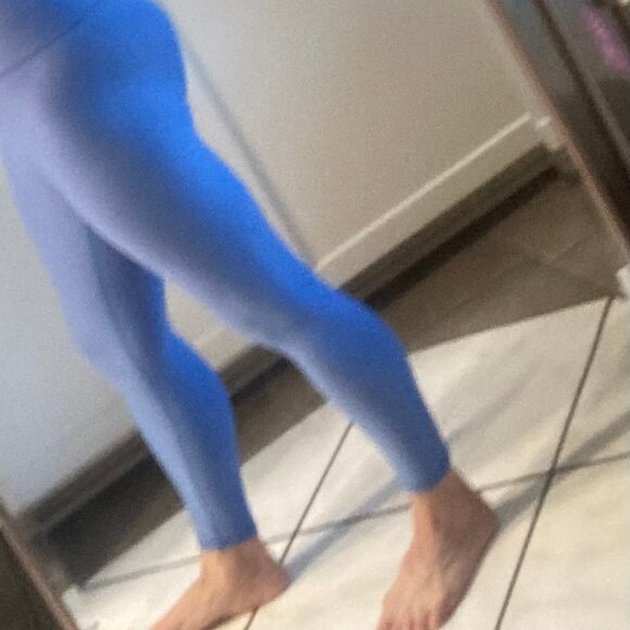 Baby blue textured scrunch butt leggings size medium - Picture 2 of 4